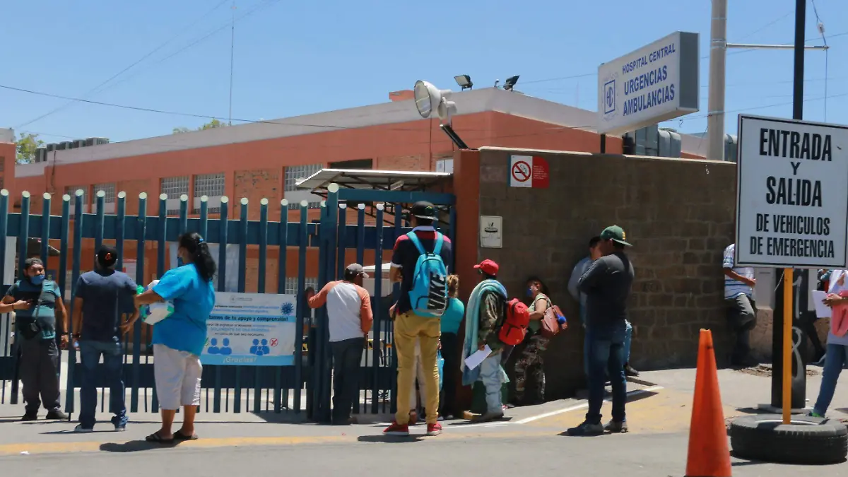 sin distancia en la puerta del hospital central (1)